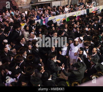 MERON, ISRAEL - 18. Mai 2014: Orthodoxe Juden Tanz an der jährlichen Hillulah von Rabbi Shimon Bar Yochai in Meron Lag BaOmer Urlaub. Dies ist eine annua Stockfoto