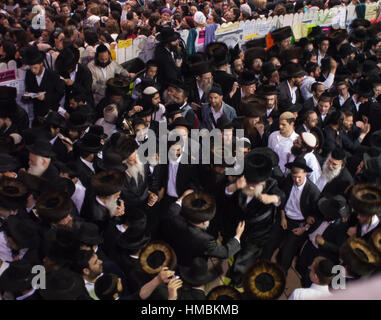 MERON, ISRAEL - 18. Mai 2014: Orthodoxe Juden Tanz an der jährlichen Hillulah von Rabbi Shimon Bar Yochai in Meron Lag BaOmer Urlaub. Dies ist eine annua Stockfoto