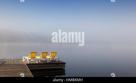 Blick auf einem Boot Dock der Lac-Superieur, nebligen Morgen mit Nebel, in Laurentides, Mont-Tremblant, Quebec, Kanada Stockfoto