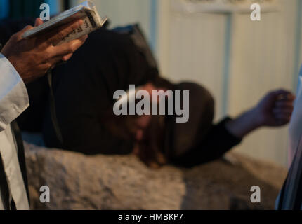 MERON, ISRAEL - 18. Mai 2014: Orthodoxe Juden betet einen Sonnenaufgang (Shacharit) beten an der jährlichen Hillulah von Rabbi Shimon Bar Yochai in Meron (fest) Stockfoto