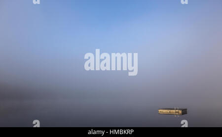 Blick auf einem Boot Dock der Lac-Superieur, nebligen Morgen mit Nebel, in Laurentides, Mont-Tremblant, Quebec, Kanada Stockfoto