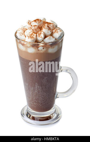 Heiße Schokolade mit Marshmallows in Glasschale auf weiß Stockfoto