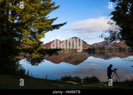 Blick auf einem Boot Dock der Lac-Superieur, nebligen Morgen mit Nebel, in Laurentides, Mont-Tremblant, Quebec, Kanada Stockfoto