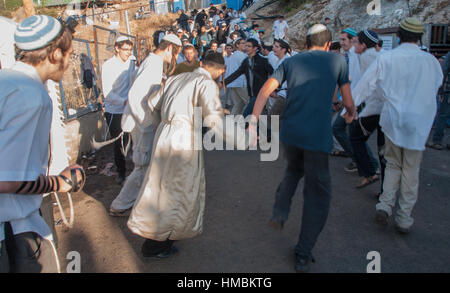 MERON, ISRAEL - 18. Mai 2014: Orthodoxe Juden Tanz an der jährlichen Hillulah von Rabbi Shimon Bar Yochai in Meron Lag BaOmer Urlaub. Dies ist eine annua Stockfoto