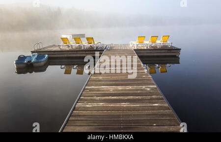 Blick auf einem Boot Dock der Lac-Superieur, nebligen Morgen mit Nebel, in Laurentides, Mont-Tremblant, Quebec, Kanada Stockfoto