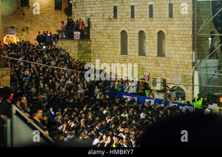 MERON, ISRAEL - 7. Mai 2015: Eine Schar von orthodoxen Juden und Tanz der jährlichen Hillulah von Rabbi Shimon Bar Yochai in Meron, Israel, auf Verzögerung BaOme besuchen Stockfoto