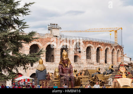 VERONA, Italien - 5. September 2015: Statue des Pharao, die in den Opernaufführungen in der Arena in Verona, Italien verwendet wurde Stockfoto