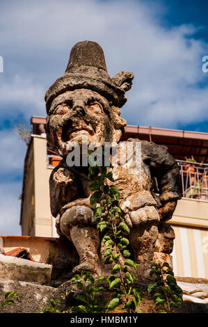 Dies ist die berühmten grotesken Statuen mit menschlichen Gesichtern, die Garten und Wand der Villa Palagonia oder die Villa der Monster in der Nähe von Palermo, Sizilien zu schmücken, Stockfoto