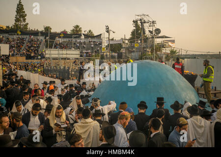 MERON, ISRAEL - 26. Mai 2016: Orthodoxe Juden betet Shacharit (Sonnenaufgang beten) in der Nähe von Rabbi Shimon Grab, bei der jährlichen Hillulah (fest) der Rabbi Shimo Stockfoto