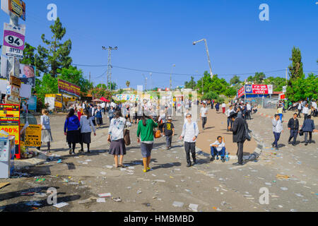 MERON, ISRAEL - 26. Mai 2016: Der Eingang zum Dorf, mit einer Menge von orthodoxen Juden Teilnehmer am Tag der jährlichen Hillulah von Rabbi Shim Stockfoto