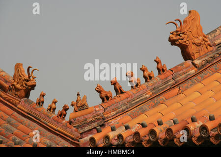 Figuren zieren die Dächer des Pavillons in der verbotenen Stadt in Peking (China). Stockfoto