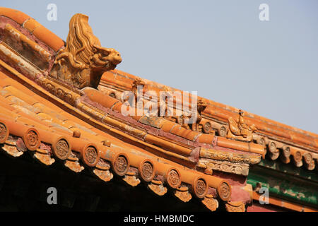 Keramikfiguren schmücken das Dach eines Pavillons in der verbotenen Stadt in Peking (China). Stockfoto