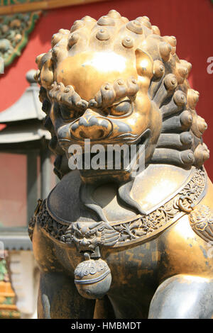 Statue eines chinesischen Wächter-Löwen in der verbotenen Stadt in Peking (China). Stockfoto