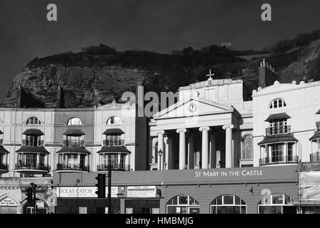 Pelham Halbmond und St Mary in der Schlosskirche auf Hastings Strandpromenade, East Sussex, Süden Großbritanniens Stockfoto