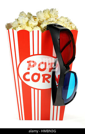 Popcorn in einem Karton Behälter mit Anaglyphenbrille isoliert auf weißem Hintergrund Stockfoto