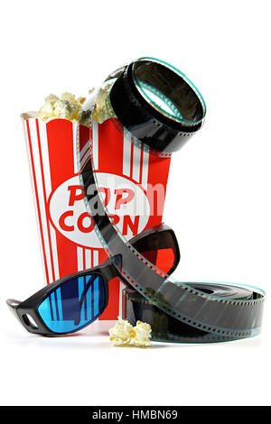 Popcorn in einem Karton Behälter mit Filmstreifen und Anaglyphen Brille isoliert auf weißem Hintergrund Stockfoto