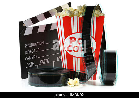 Popcorn in einem Karton-Container mit Klappe und Filmstreifen isoliert auf weißem Hintergrund Stockfoto