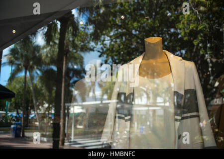 WEIBLICHE SHOP SCHAUFENSTERPUPPEN IM BOUTIQUE FENSTER LINCOLN ROAD OUTDOOR SHOPPING MALL MIAMI BEACH FLORIDA USA Stockfoto