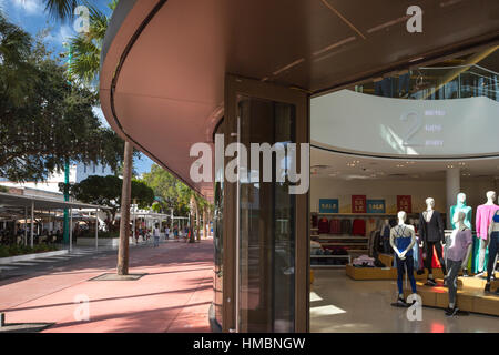 DISPLAY MANNEQUINS GAP STORE EINGANG LINCOLN ROAD OUTDOOR SHOPPING MALL MIAMI BEACH FLORIDA USA Stockfoto