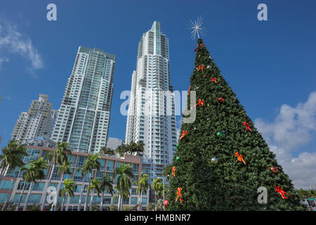 CHRISTMAS TREE BAYFRONT PARK SKYLINE VON DOWNTOWN MIAMI FLORIDA USA Stockfoto