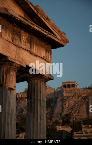 Tor der Athena Archegetis mit dem Erechtheion-Tempel auf der Rückseite. Stockfoto