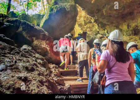 BESUCHER IN CUEVA VENTANA, ARECIBO, PUERTO RICO - CA. JANUAR 2015. Stockfoto