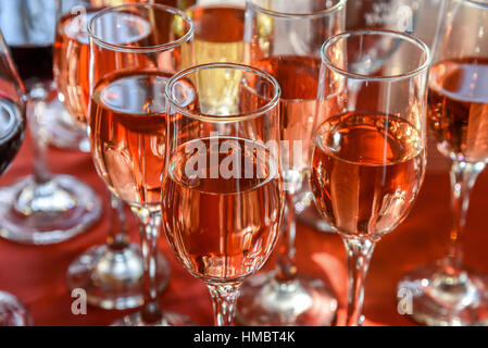 Gläser mit Wein auf dem Tisch Stockfoto