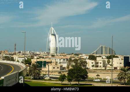 DUBAI, Vereinigte Arabische Emirate - 9. November 2016: Hotel Burj Al Arab und Jumeirah Beach Hotel in Dubai, moderne Architektur, Luxus-Badeort, Sommer, Urlaub und tou Stockfoto