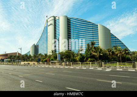 Dubai, Vae - November 9, 2016: Jumeirah Beach Hotel in Dubai, moderne Architektur, Luxury Beach Resort, Sommer Urlaub und Tourismus Konzept. Jumeirah Stockfoto