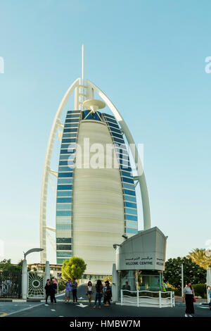 DUBAI, Vereinigte Arabische Emirate - 9. November 2016: Burj Al Arab Hotel am Jumeirah Beach in Dubai. Moderne Architektur, Luxus-Badeort, Sommer-Urlaub und Tourismus-co Stockfoto