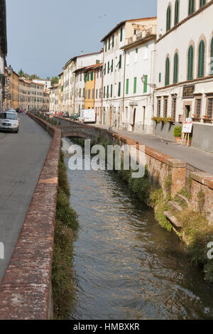 LUCCA, Italien - 6. September 2014: Unkenntlich Menschen spazieren geparkten Autos auf Via Dell Fosso (Graben) in Lucca, Italien. Lucca ist eine Stadt und comune Stockfoto