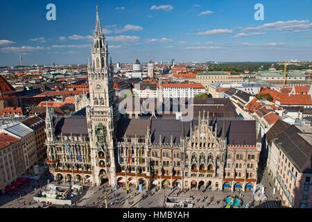 Die schöne Neue Rathaus Rathaus und der Frauenkirche am Marienplatz in ...