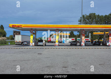 CESSALTO, Italien - 11. September 2014: Menschen füllen Sie Autos auf Shell-Tankstelle in der Nähe Autobahn. Royal Dutch Shell ist ein multinationales Unternehmen, eines Stockfoto