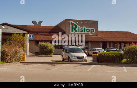 CESSALTO, Italien - 11. September 2014: Geparkte Autos vor Autogrill Ristop öffnen 24 Stunden am Tag für viele andere Reisende, die sich entlang der mo Stockfoto