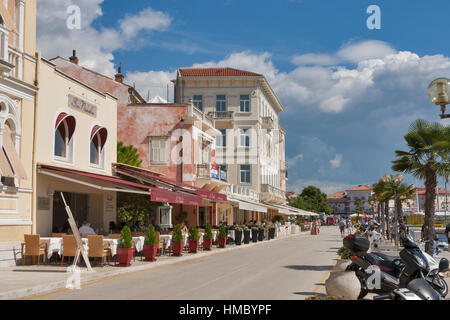 POREC, Kroatien - 14. September 2014: Unkenntlich Menschen ruhen in Restaurants und Fuß entlang der Strandpromenade. Porec ist fast 2.000 Jahre alt, eine Stadt und mun Stockfoto