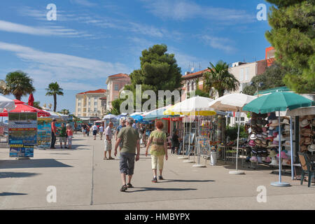 POREC, Kroatien - 14. September 2014: Unkenntlich Menschen Fuß entlang der Strandpromenade mit kleinen Geschäften. Porec ist fast 2.000 Jahre alt, eine Stadt und brachte Stockfoto