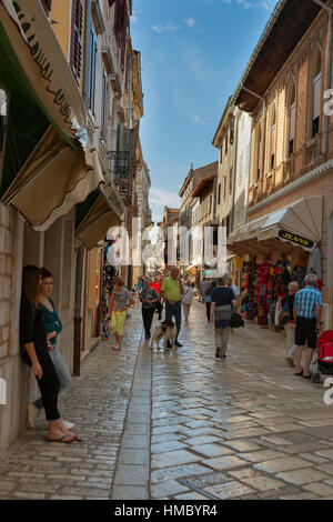 POREC, Kroatien - 14. September 2014: Unkenntlich Menschen spazieren schmale Stadtstraße. Fast 2.000 Jahre alten Porec ist, eine Stadt und Gemeinde auf t Stockfoto