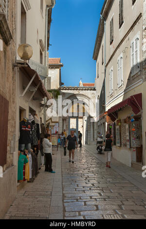 POREC, Kroatien - 14. September 2014: Unkenntlich Menschen entlang engen Stadt Straße führt zum Tor der Euphrasius-Basilika. Fast 2.000 Jahre ol Stockfoto