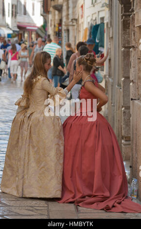 POREC, Kroatien - 14. September 2014: Unkenntlich Mädchen in mittelalterliche Kleidung auf den Straßen der Stadt während der 8. historische Festival Giostr Stockfoto