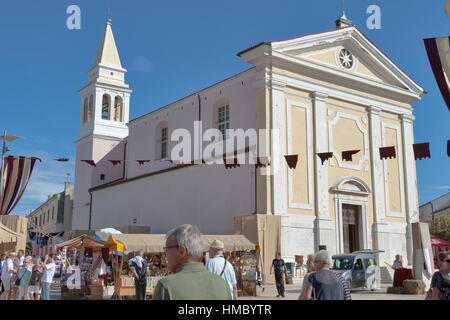 POREC, Kroatien - 14. September 2014: Menschen besuchen Straßenmarkt vor Pfarrei Kirche der Madonna der Engel am 8. historische Festival Giostra. Mo Stockfoto