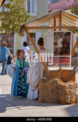 POREC, Kroatien - 14. September 2014: Unkenntlich Mädchen in mittelalterliche Kleidung auf den Straßen der Stadt während der 8. historische Festival Giostr Stockfoto