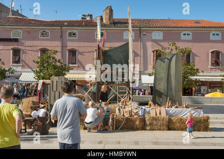 POREC, Kroatien - 14. September 2014: Unkenntlich Menschen besuchen Straßenmarkt am 8. historische Festival Giostra. Festival ergibt sich aus historischen Tatsache Stockfoto