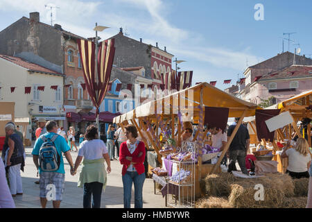 POREC, Kroatien - 14. September 2014: Unkenntlich Menschen besuchen Straßenmarkt am 8. historische Festival Giostra. Festival ergibt sich aus historischen Tatsache Stockfoto