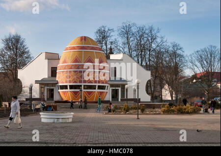 KOLOMYIA, UKRAINE - 12. Januar 2011: Die Menschen gehen vor Pysanka (ukrainische Osterei) Museum. Stockfoto