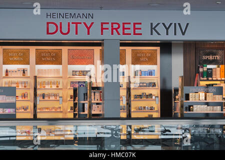 Kiew, UKRAINE - 8. Februar 2015: Heinemann Duty Free Shop Display in Kiew Boryspil International Airport. Duty free-Shops sind Geschäfte, ar Stockfoto