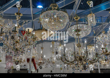 Luxus Kronleuchter im display während Kiew International Möbel Forum in Kyiv Expo Plaza Exhibition Center in Kiew, Ukraine. Stockfoto