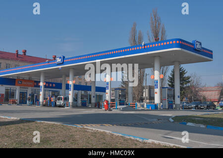 Kiew, UKRAINE - 25. März 2015: Tanken Autos auf TNK-BP (Tjumener Ölgesellschaft und British Petroleum) Tankstelle. Mit Hauptsitz in Moskau bei den t Stockfoto