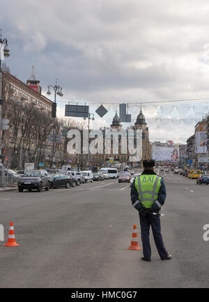 Kiew, UKRAINE - 5. April 2015: Staat Verkehr Polizei (DAI) dient auf Chreschtschatyk Stadt Straße. Nationale Polizei ersetzt DAI im Juli 2015 als Teil des r Stockfoto