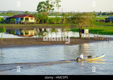 MANAUS, BR - ca. AUGUST 2011 - Fischer auf ein Ruderboot am Amazonas. Stockfoto