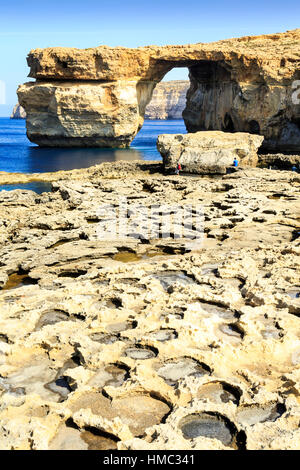 erodierten Felsen und die natürlichen Bogen der azurblaue Fenster, Gozo, malta Stockfoto